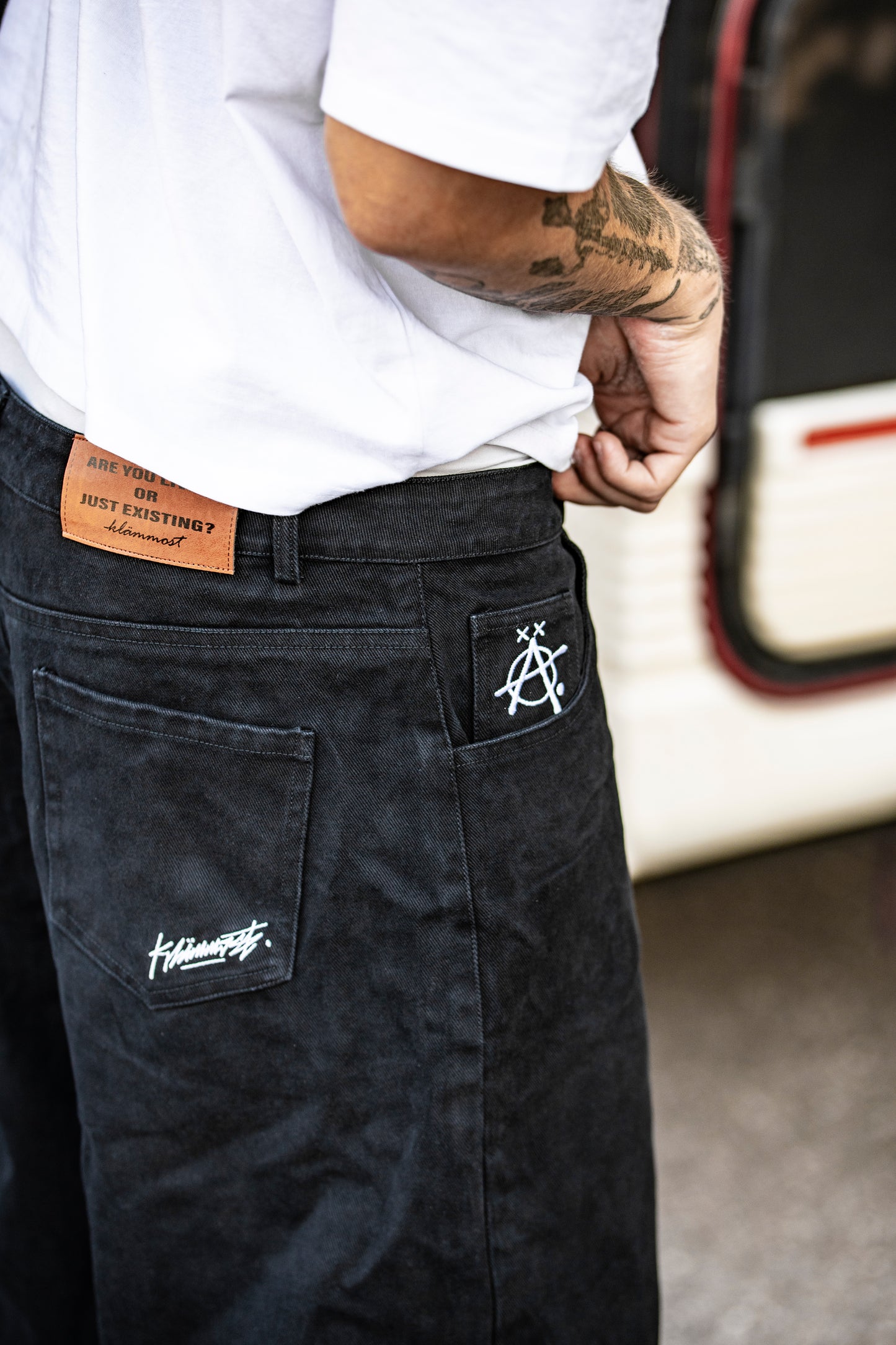 Klämmost - Black track jeans