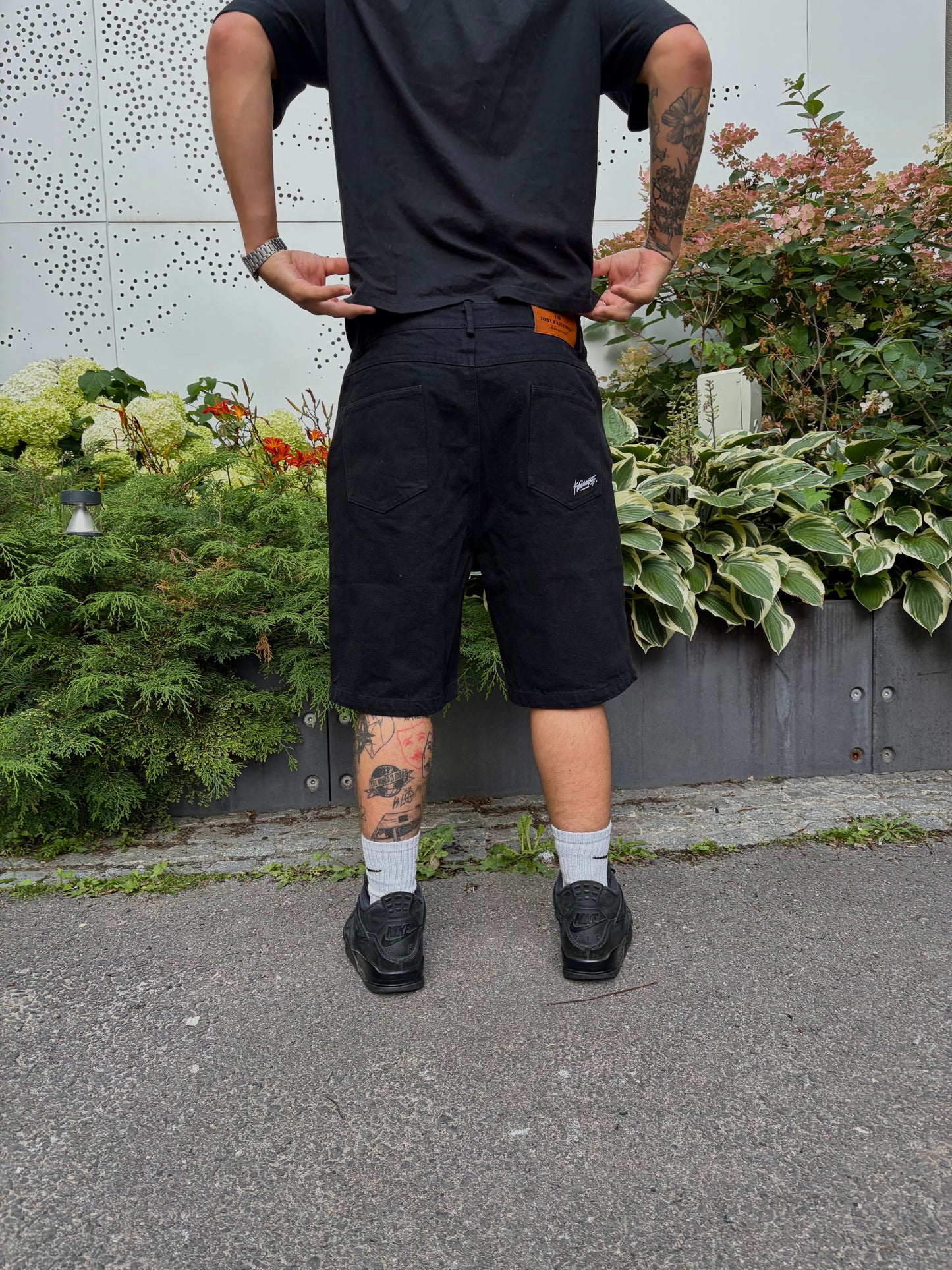 Klämmost - Black track jorts